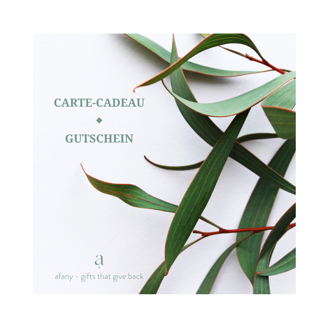 L'image représente des branchages verts posés à plat. Les textes "Carte-cadeau" et " Gutschein" sont visibles à gauche des branchages. Le logo de la marque afan'y est positionné en bas à gauche de l'image.