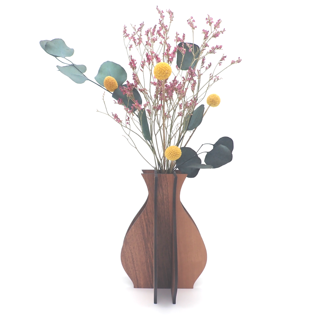 L'image représente le vase contenu dans le coffret "Sunday at home". Le vase a été monté et contient un bouquet de fleurs séchées.